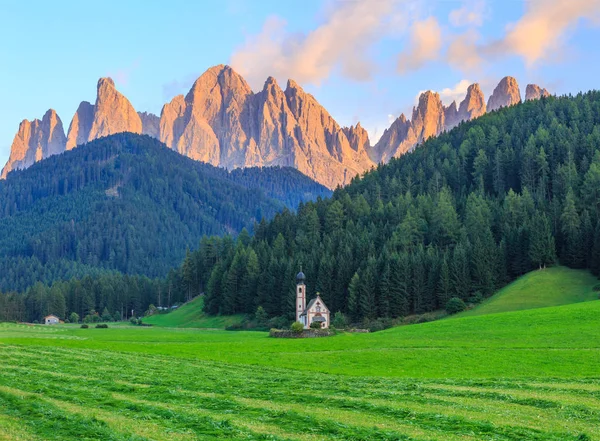 Santa Maddalena vid solnedgången, Dolomiterna, Italien — Stockfoto