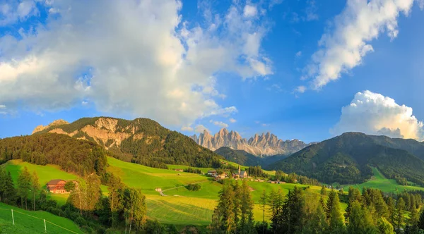 Santa Maddalena ao pôr-do-sol, Dolomites, Itália — Fotografia de Stock