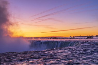 Niagara Şelalesi 'nde gün doğumu. Kanada tarafından görünüm