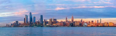 Manhattan şehir merkezinin panoramik görüntüsü Sunset, New York