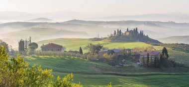 Val D 'Orcia üzerinde gün doğumu, San Quirico d' Orcia, Siena, Toskana, İtalya