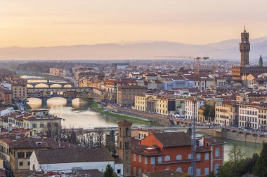 Piazzale Michelangelo Meydanı 'ndan Eski Şehir Floransa üzerine panoramik manzara.