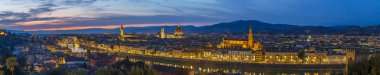 Piazzale Michelangelo Meydanı 'ndan Eski Şehir Floransa üzerine panoramik manzara.
