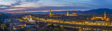 Piazzale Michelangelo Meydanı 'ndan Eski Şehir Floransa üzerine panoramik manzara.