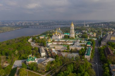Kiev Pechersk Lavra 'nın hava manzarası güneşin batışından aydınlanıyor, Kyiv, Ukrayna