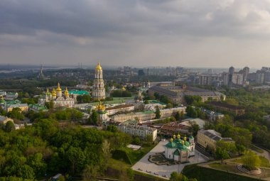 Kiev Pechersk Lavra 'nın hava manzarası güneşin batışından aydınlanıyor, Kyiv, Ukrayna