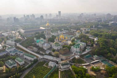 Kiev Pechersk Lavra 'nın hava manzarası güneşin batışından aydınlanıyor, Kyiv, Ukrayna