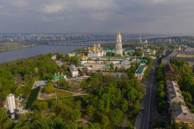 Kiev Pechersk Lavra 'nın hava manzarası güneşin batışından aydınlanıyor, Kyiv, Ukrayna