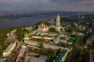 Kiev Pechersk Lavra 'nın hava manzarası güneşin batışından aydınlanıyor, Kyiv, Ukrayna