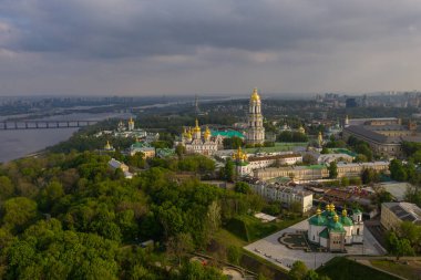 Kiev Pechersk Lavra 'nın hava manzarası güneşin batışından aydınlanıyor, Kyiv, Ukrayna
