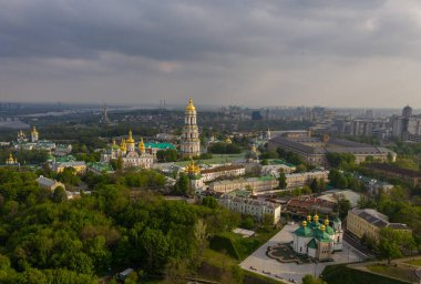 Kiev Pechersk Lavra 'nın hava manzarası güneşin batışından aydınlanıyor, Kyiv, Ukrayna
