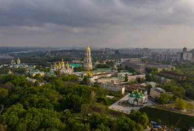 Kiev Pechersk Lavra 'nın hava manzarası güneşin batışından aydınlanıyor, Kyiv, Ukrayna