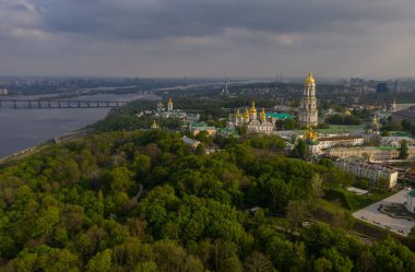 Kiev Pechersk Lavra 'nın hava manzarası güneşin batışından aydınlanıyor, Kyiv, Ukrayna
