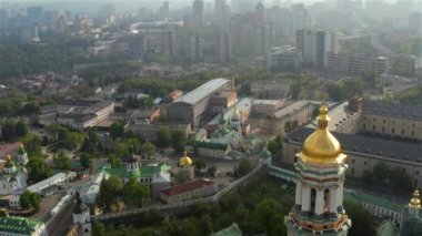 Kiev Pechersk Lavra 'nın hava manzarası güneşin batışından aydınlanıyor, Kyiv, Ukrayna
