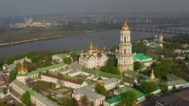 Kiev Pechersk Lavra 'nın hava manzarası güneşin batışından aydınlanıyor, Kyiv, Ukrayna