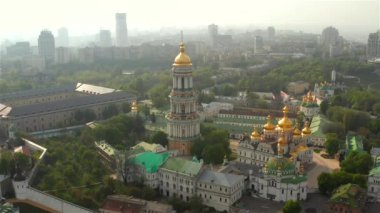 Kiev Pechersk Lavra 'nın hava manzarası güneşin batışından aydınlanıyor, Kyiv, Ukrayna