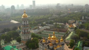 Kiev Pechersk Lavra 'nın hava manzarası güneşin batışından aydınlanıyor, Kyiv, Ukrayna