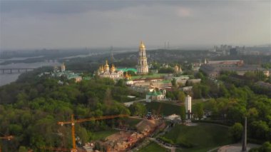Kiev Pechersk Lavra 'nın hava manzarası güneşin batışından aydınlanıyor, Kyiv, Ukrayna