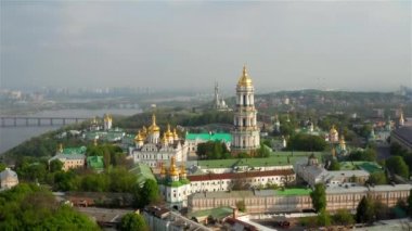 Kiev Pechersk Lavra 'nın hava manzarası güneşin batışından aydınlanıyor, Kyiv, Ukrayna