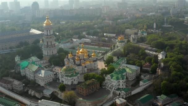 Luchtfoto Van Kiev Pechersk Lavra Verlicht Door Zonsondergang Stralen Van — Stockvideo