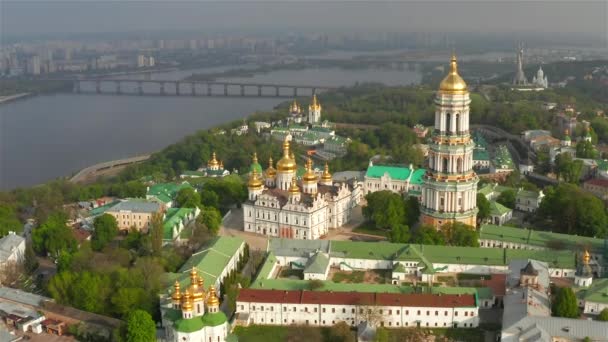 Vista Aérea Kiev Pechersk Lavra Iluminado Por Los Rayos Del — Vídeo de stock