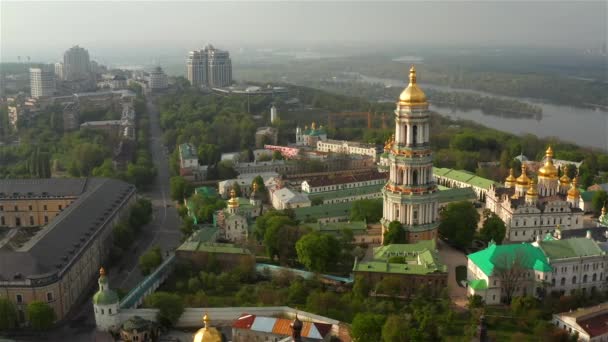 Luchtfoto Van Kiev Pechersk Lavra Verlicht Door Zonsondergang Stralen Van — Stockvideo