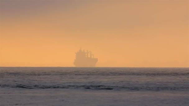 Un navire dans le brouillard passe au large de San Francisco, États-Unis 