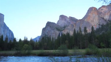 El Capitan ile Yosemite vadisi, Tünel Manzarası 'ndan BridalVeil Sonbaharı ve Yarım Kubbe, Yosemite, California, ABD