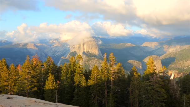 米国カリフォルニア州ヨセミテ国立公園センティネルドームからの眺め — ストック動画
