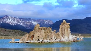 Sabahın erken saatleri Tufa Kulelerinde, Mono Gölü, Kaliforniya