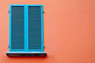 Orange duvar mavi pencere