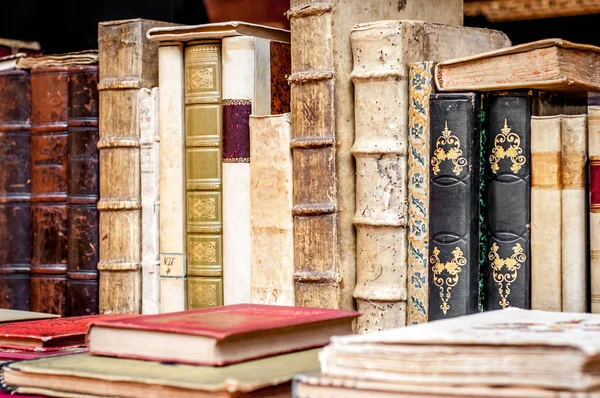 Böcker i rad. Antika böcker. Gamla böcker bakgrund. — Stockfoto