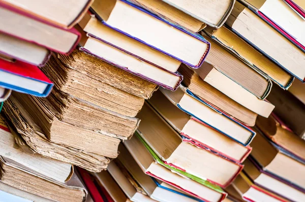 Mucchio di sfondo libri. Vecchi libri impilati . — Foto Stock