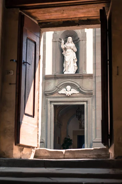 Standbeeld van Jezus in Camaldoli Italië. — Stockfoto