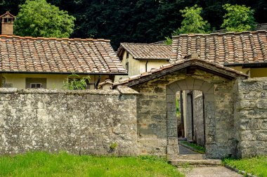 Taş duvar yerleşim. Giriş kapısı