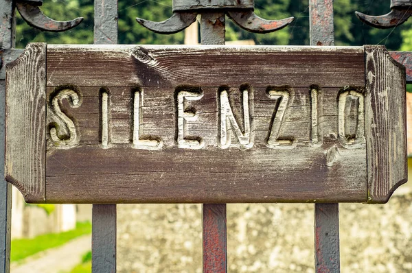 Wood sign on metal gate — Stock Photo, Image