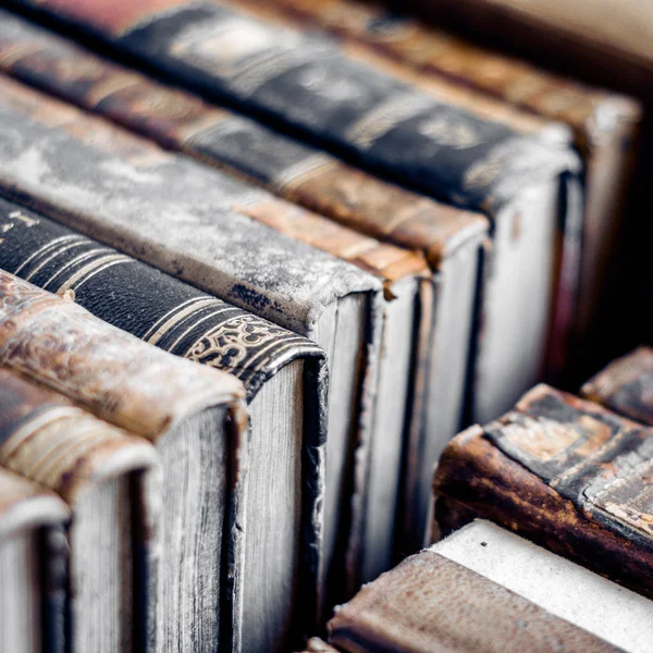 Fila de libros antiguos. Fondo de manuscritos antiguos . — Foto de Stock