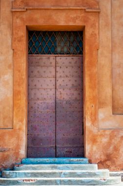 Eski metal, çivili Dor Eski bina giriş.