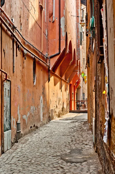 Smalle straat in de oude stad van Bologna. Italië. — Stockfoto