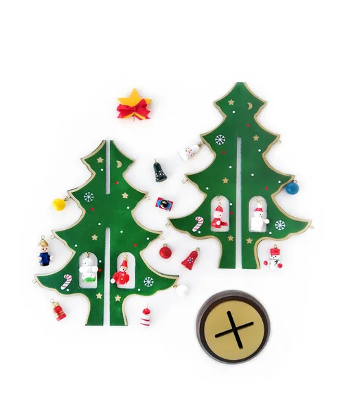 Año Nuevo de madera, árbol de Navidad, con juguetes pequeños, decoraciones , — Foto de Stock