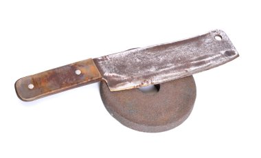 Balta ile beyaz arka plan üzerinde izole eski aşındırıcı tekerlek.