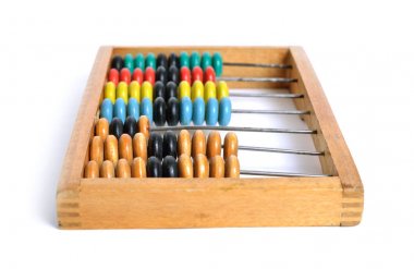 Beyaz arka plan üzerinde muhasebe abacus.