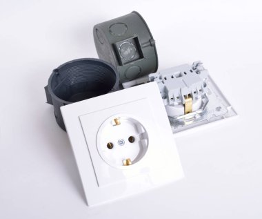 Işık arka plan üzerinde iki elektrik bağlantısı