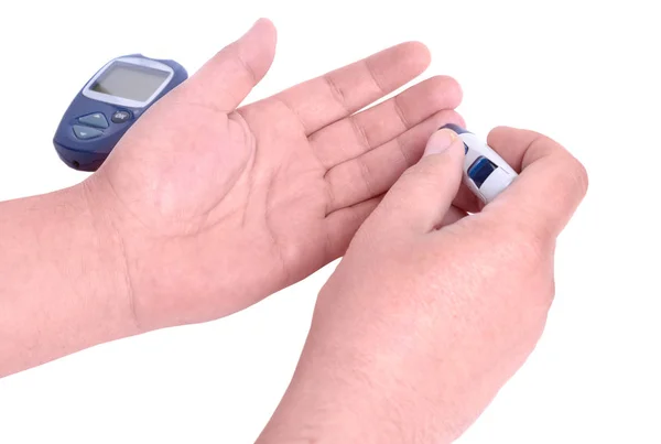 Teste de sangue. Mãos de homem verificando o nível de açúcar no sangue por medidor de glicose — Fotografia de Stock