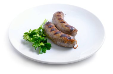 Beyaz plaka üzerinde ızgara ev yapımı karaciğer sosis