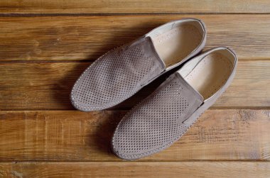 Erkek ayakkabıları ile delikli ahşap arka plan üzerinde deri