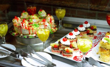 Dükkan vitrininde tatlılar. Otel tamamen kapsayıcı..