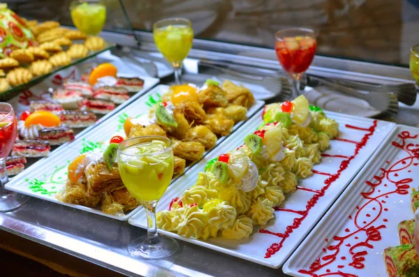 Desserts in a shop window. The hotel is all inclusive. — Stock Photo, Image