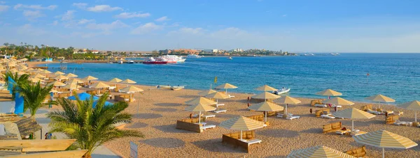 Krásná písečná pláž v egyptském hotelu — Stock fotografie