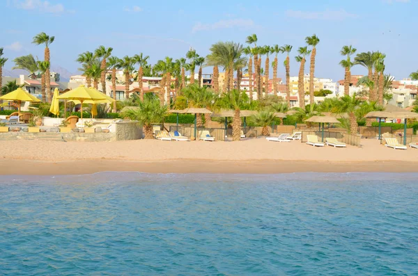 Gyönyörű homokos tengerpart egy egyiptomi szállodában — Stock Fotó